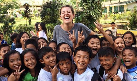 Volunteer in the Philippines .